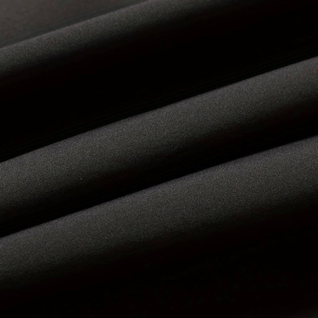 Zwarte katoenen stof close-up, gladde textuur, geschikt voor kleding en interieur, hoogwaardige textielmaterialen, duurzaam en stijlvol.