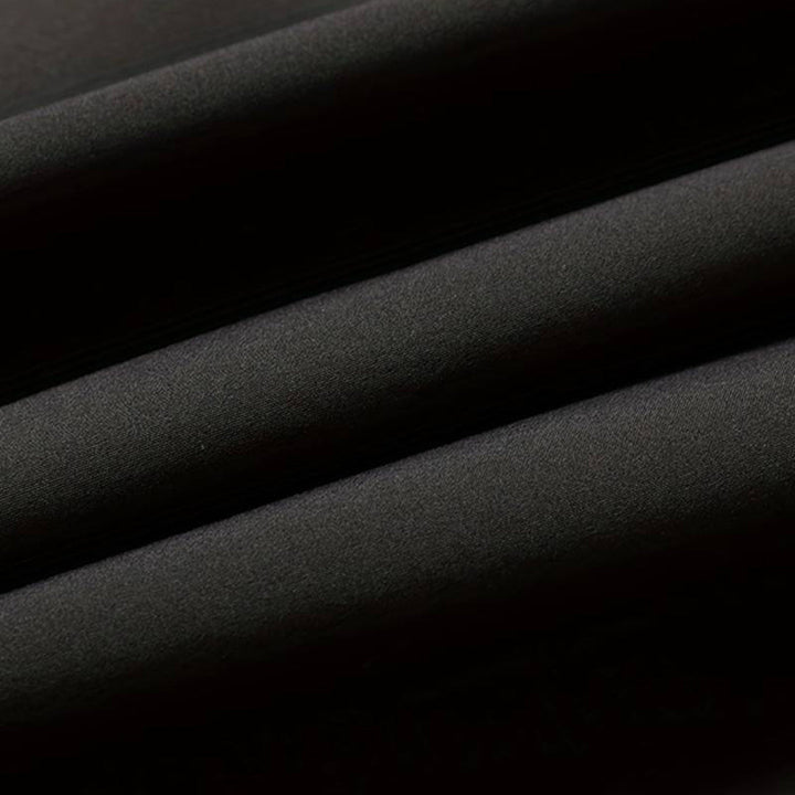 Zwarte katoenen stof close-up, gladde textuur, geschikt voor kleding en interieur, hoogwaardige textielmaterialen, duurzaam en stijlvol.