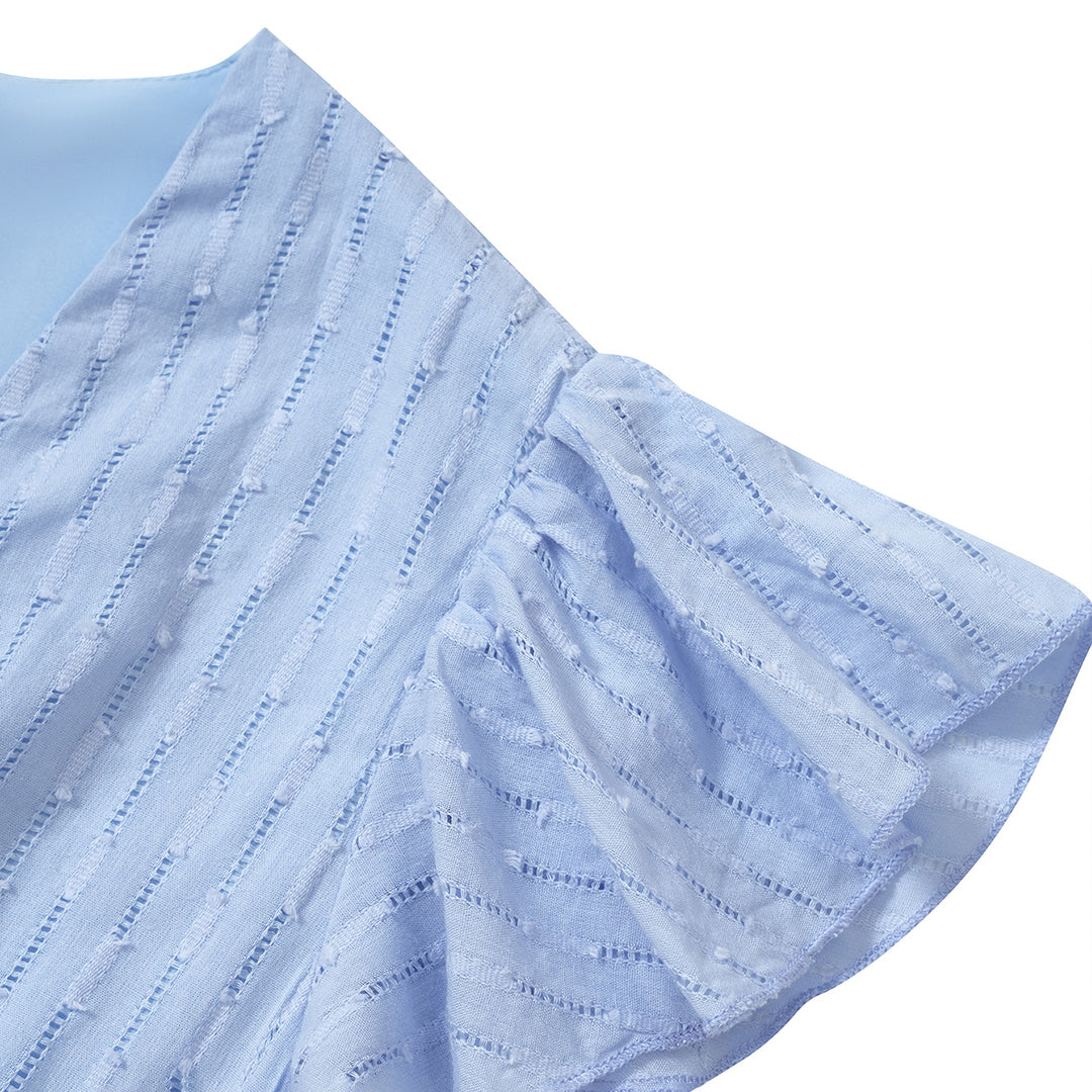 Lichtblauwe blouse met korte mouwen en subtiel streeppatroon, gemaakt van luchtige stof. Perfect voor zomerse mode en casual outfits.