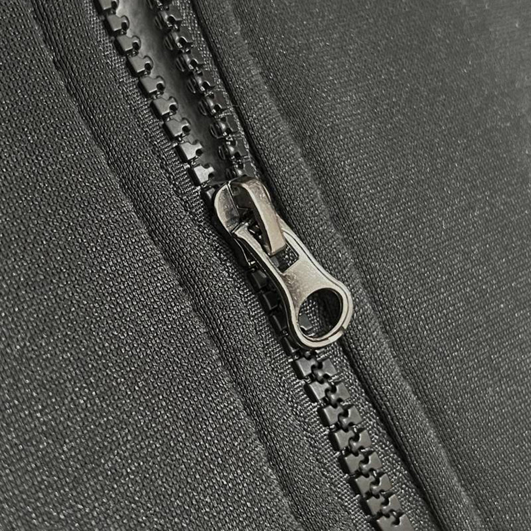 Zwarte ritssluiting op textiel, close-up. Hoogwaardige metalen rits, duurzaam en stijlvol. Ideaal voor kleding en accessoires.