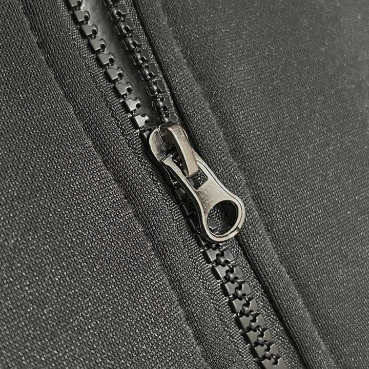 Zwarte ritssluiting op textiel, close-up. Hoogwaardige metalen rits, duurzaam en stijlvol. Ideaal voor kleding en accessoires.