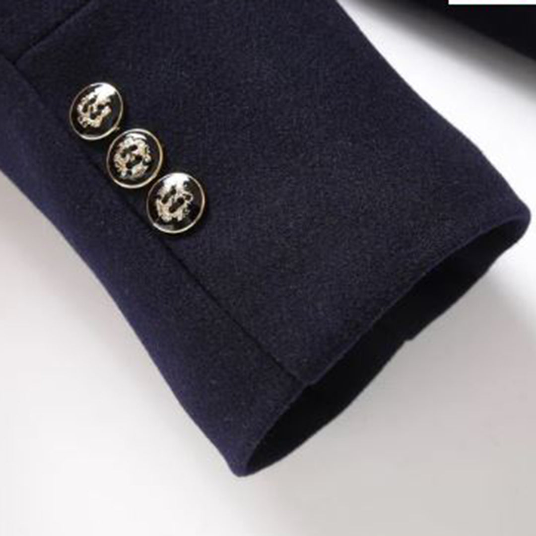 Donkerblauwe wollen jas met drie zilveren knopen op de mouw, elegant design, hoogwaardige herenkleding, stijlvolle wintermode.