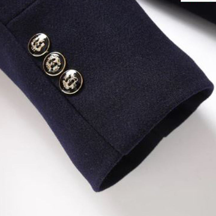 Donkerblauwe wollen jas met drie zilveren knopen op de mouw, elegant design, hoogwaardige herenkleding, stijlvolle wintermode.