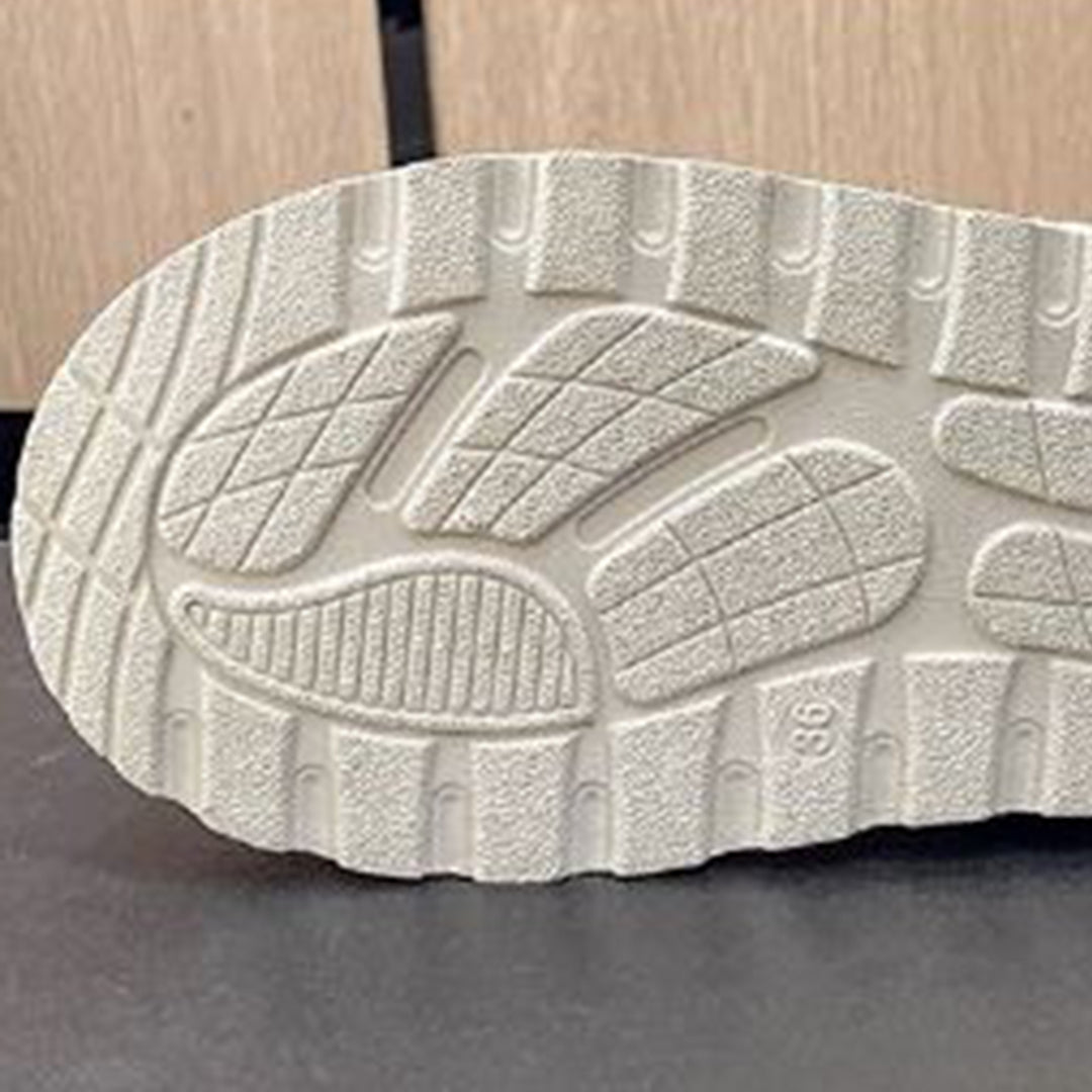 Witte rubberen schoenzool met antislipprofiel, close-up. Ideaal voor veiligheidsschoenen, biedt grip en duurzaamheid. Geschikt voor werk- en wandelschoenen.
