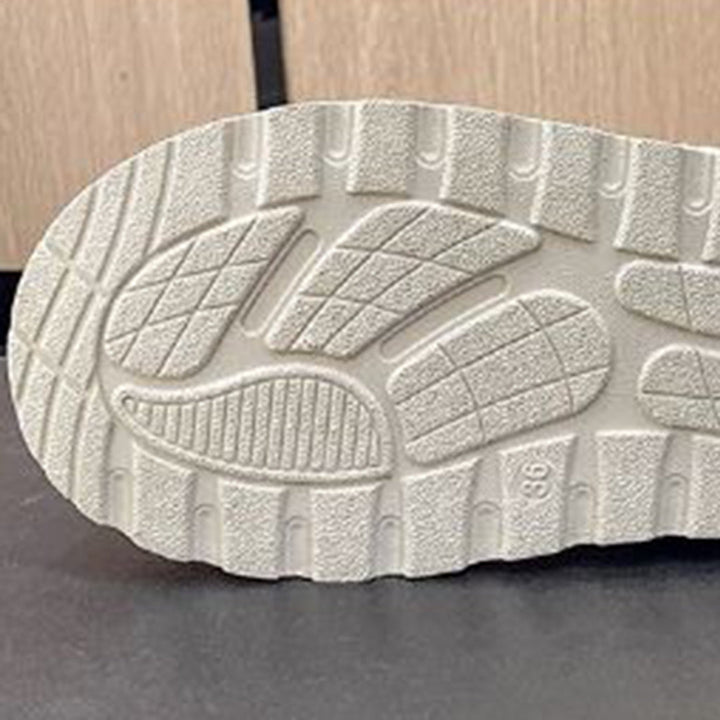 Witte rubberen schoenzool met antislipprofiel, close-up. Ideaal voor veiligheidsschoenen, biedt grip en duurzaamheid. Geschikt voor werk- en wandelschoenen.