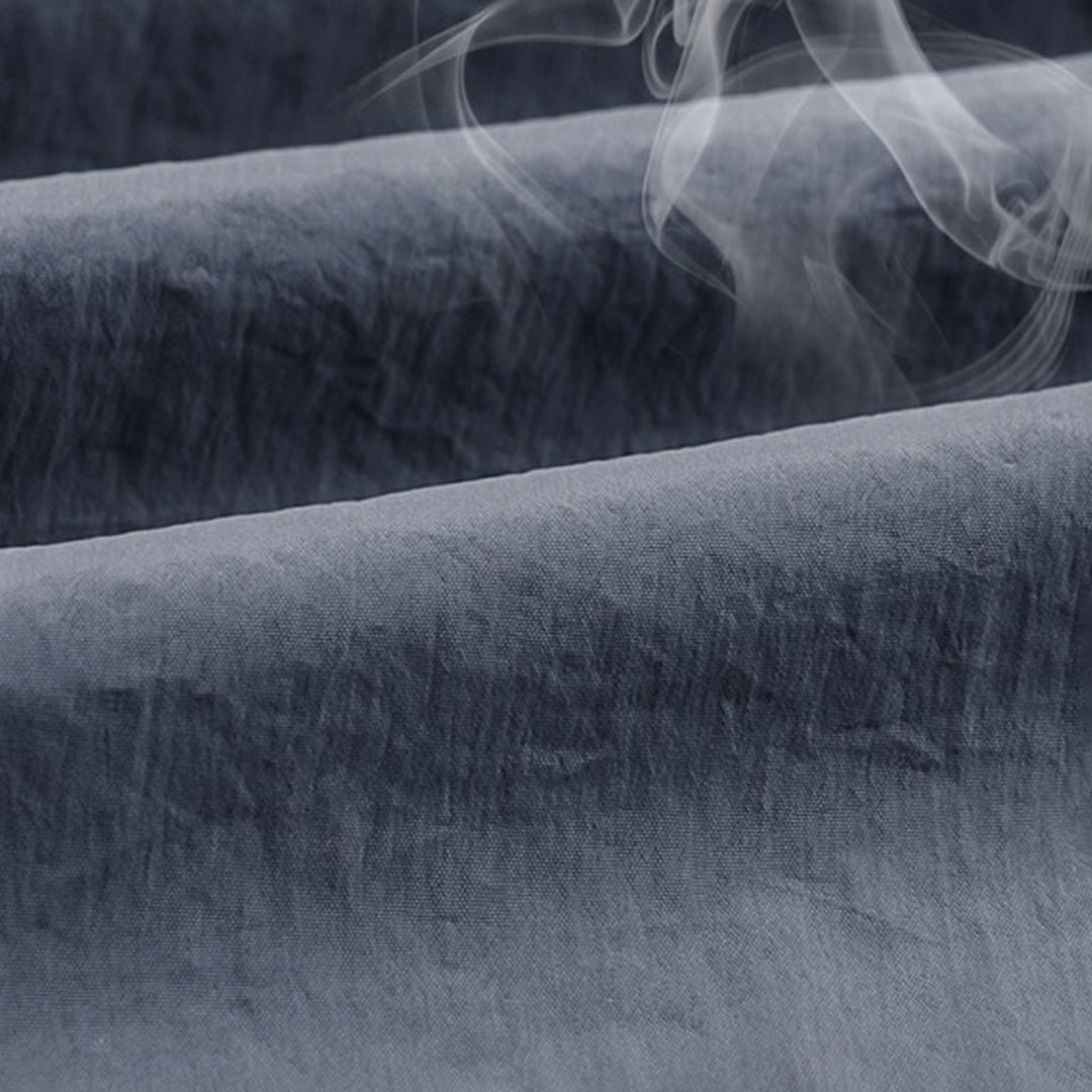 Donkergrijze, kreukvrije stof met stoomwolken, ideaal voor strijkvrije kleding en interieurtextiel. Hoogwaardige textielkwaliteit.