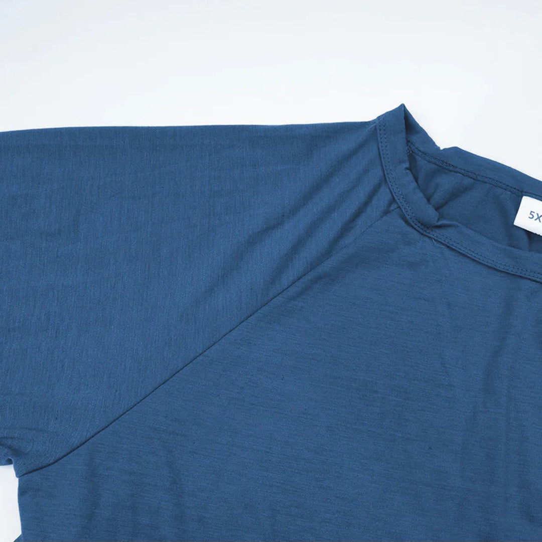 Blauwe katoenen T-shirt met korte mouwen, close-up van de schouder en halslijn. Comfortabel, casual design, ideaal voor dagelijks gebruik.