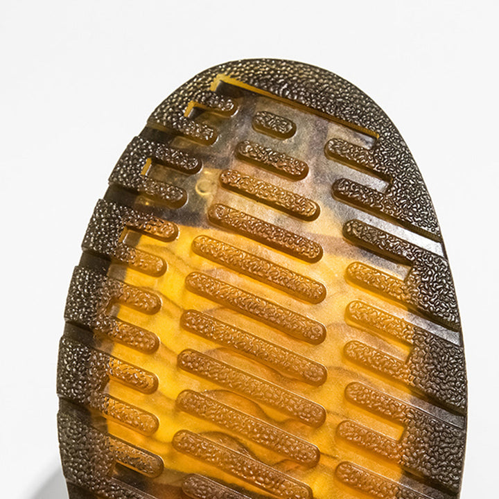 Close-up van een bruine rubberen schoenzool met antislipprofiel, textuur en groeven, ideaal voor stevige grip en duurzaamheid.