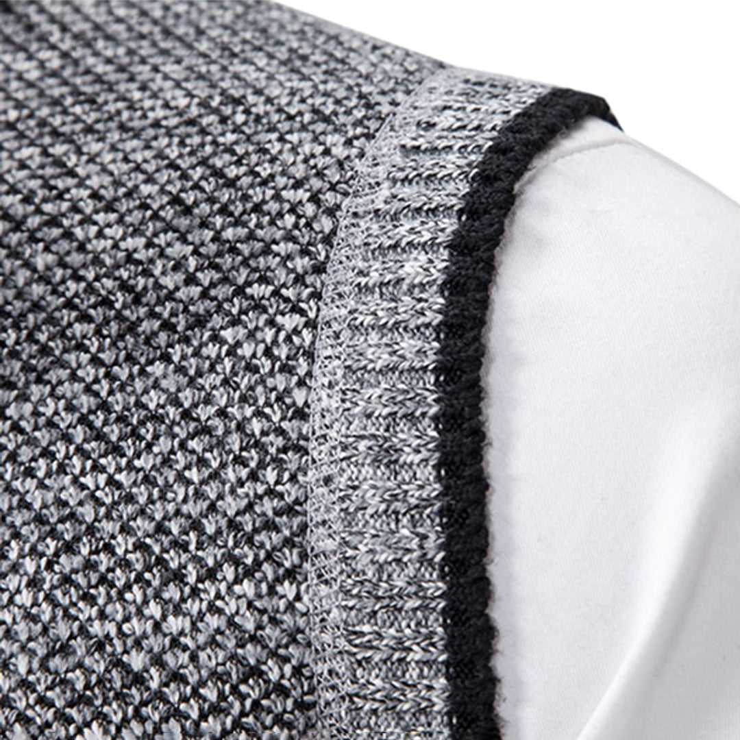 Grijs gebreid vest detail, close-up van textuur en patroon, hoogwaardige wolmix, modieus en comfortabel, perfect voor herfst- en wintermode.