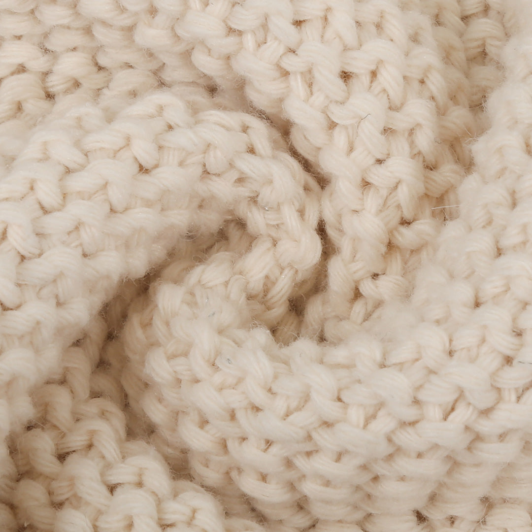 Crèmekleurige gebreide stof close-up, zachte textuur, wol, breiwerk, handgemaakt, wintermode, warme kleding, gedetailleerd patroon.