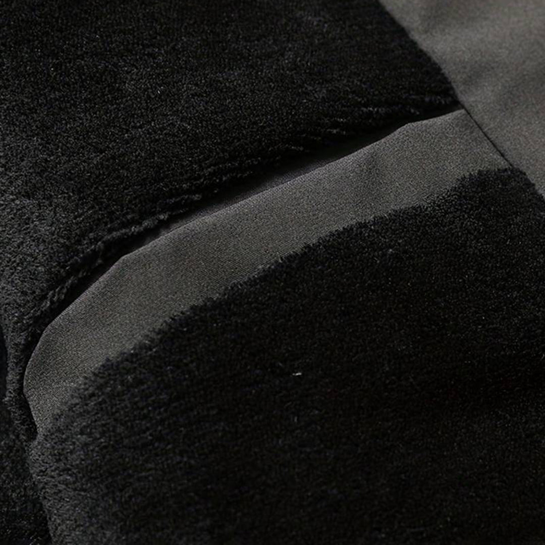 Zwarte pluche stof close-up, zachte textuur, geschikt voor kleding en interieur, luxe uitstraling, hoogwaardige materialen, modetrend 2023.