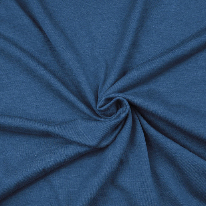 Blauwe katoenen stof close-up, gedraaid patroon, textieltextuur, geschikt voor kleding en interieur, hoogwaardige stof voor naaiprojecten.