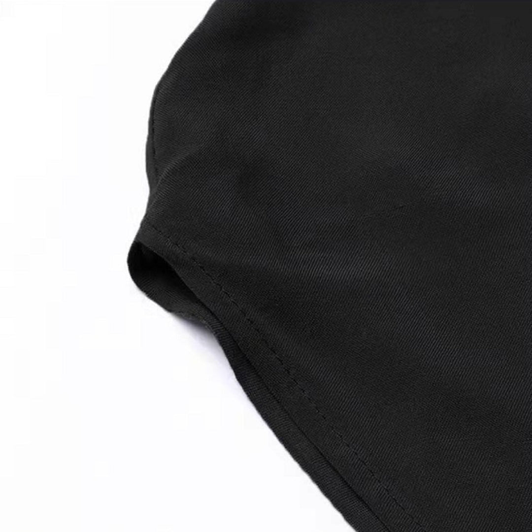Zwarte katoenen T-shirt stof close-up, gladde textuur, hoogwaardige kledingmaterialen, mode, casual kleding, duurzaam en comfortabel.