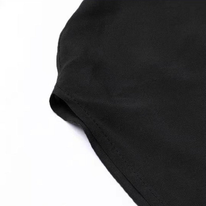 Zwarte katoenen T-shirt stof close-up, gladde textuur, hoogwaardige kledingmaterialen, mode, casual kleding, duurzaam en comfortabel.