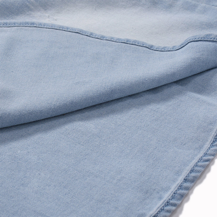 Lichtblauwe denim stof close-up, zachte textuur, hoogwaardige katoenen jeansmateriaal, geschikt voor mode en kledingontwerp.