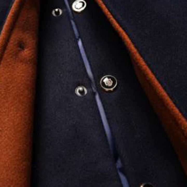 Donkerblauwe wollen jas met bruine kraag, close-up van knopen en voering. Stijlvolle wintermode, hoogwaardige herenkleding.