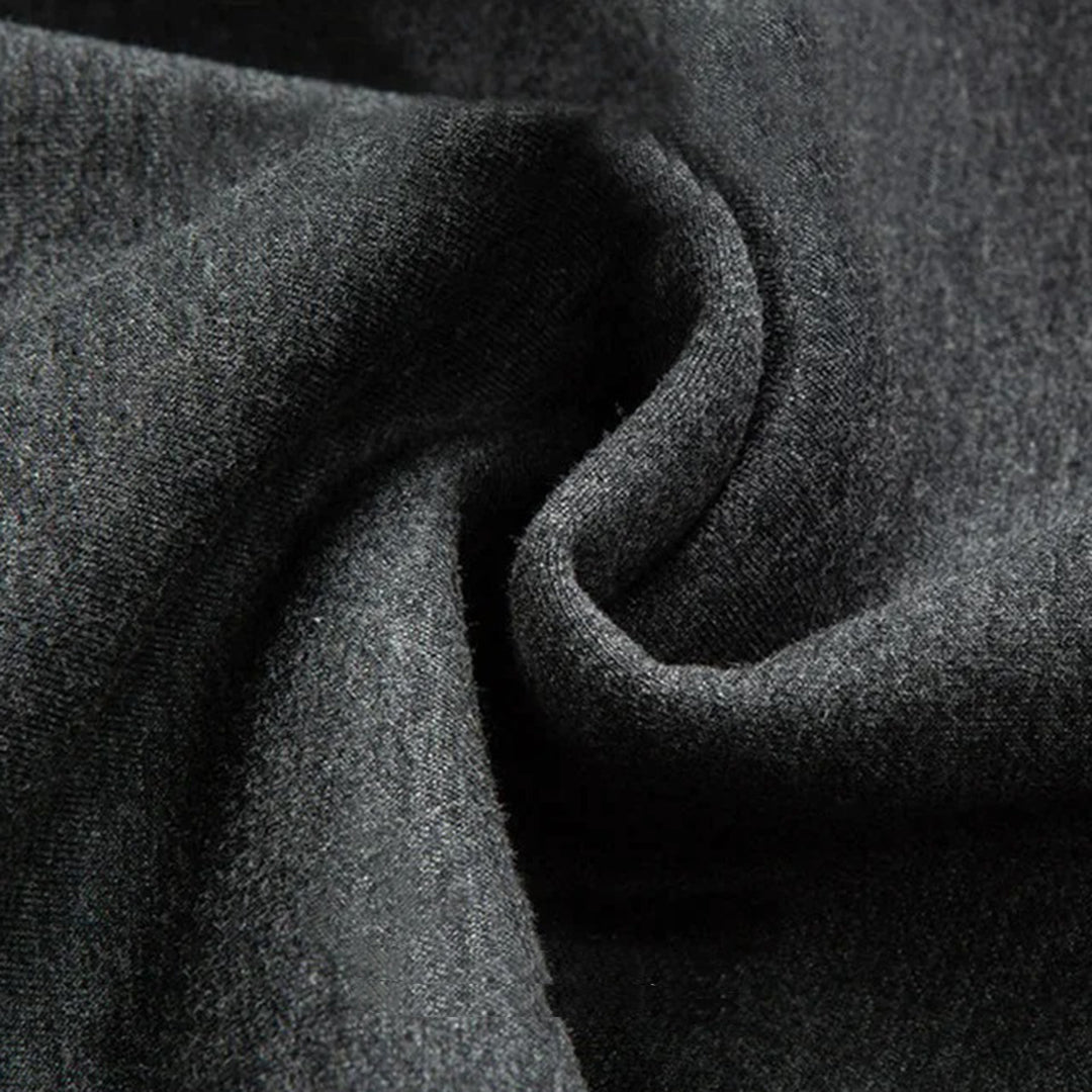 Donkergrijze fleece stof close-up, zachte textuur, ideaal voor warme kleding en dekens, hoogwaardige kwaliteit, comfortabel en duurzaam.