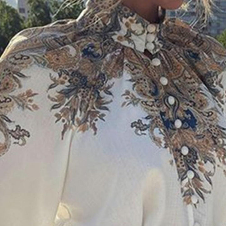 Elegante witte blouse met bloemenprint en knoopsluiting, damesmode, vintage stijl, chique kleding, modetrend, hoogwaardige stof.