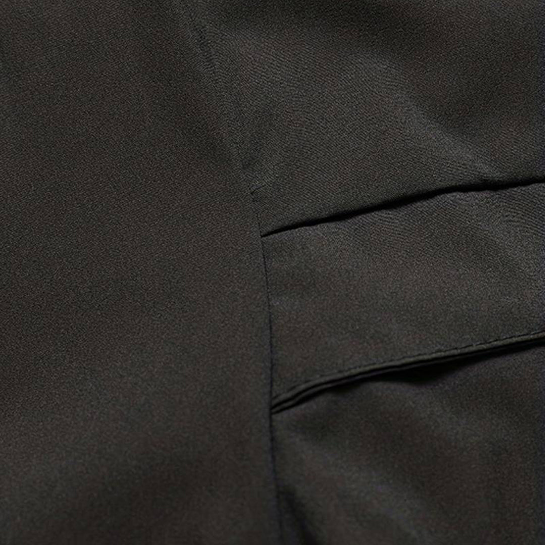 Donkergroene stoffen close-up, gladde textuur, geschikt voor modeontwerp en kledingproductie. Hoogwaardige stof, duurzaam en stijlvol.