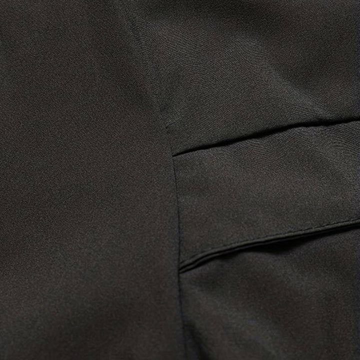 Donkergroene stoffen close-up, gladde textuur, geschikt voor modeontwerp en kledingproductie. Hoogwaardige stof, duurzaam en stijlvol.