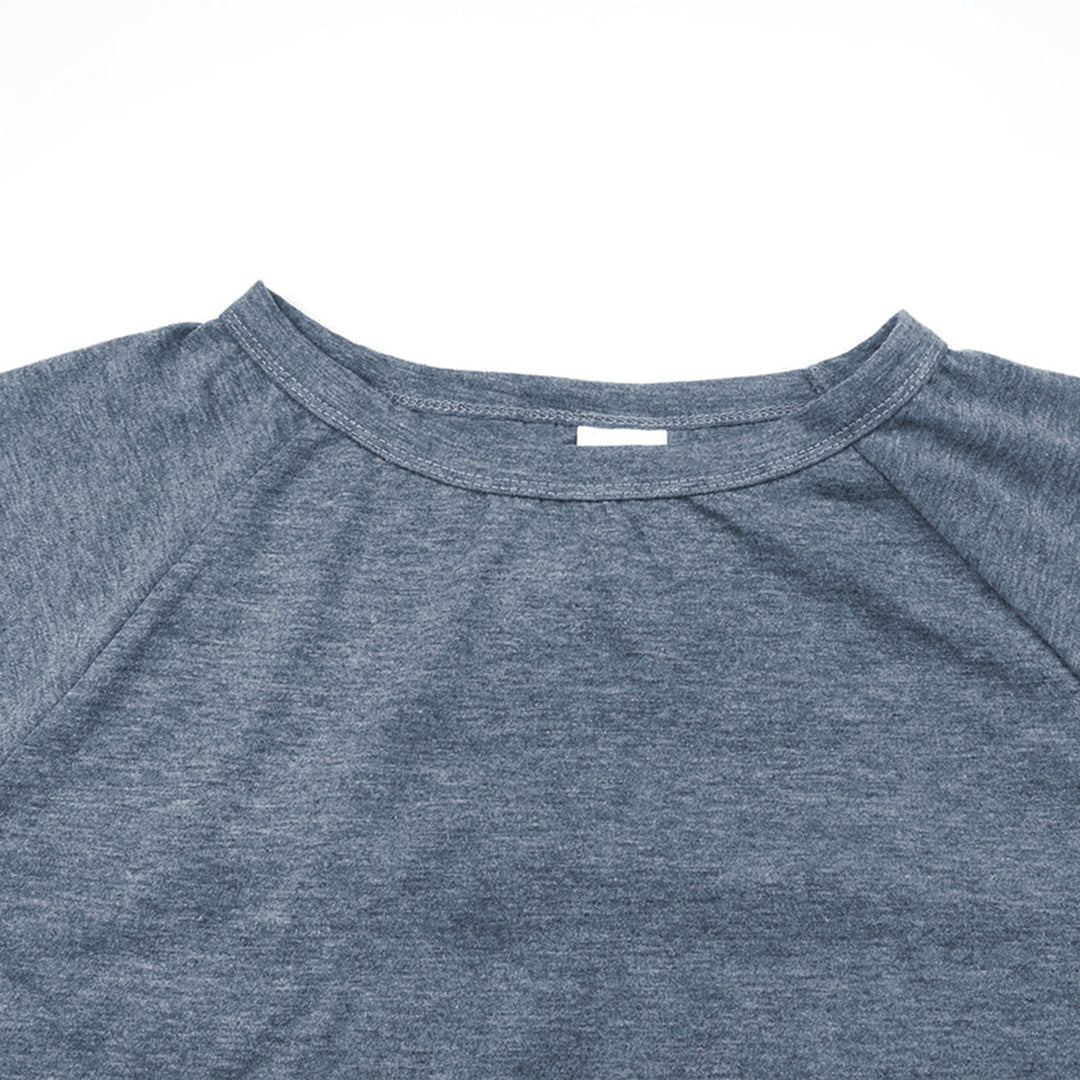 Grijze katoenen T-shirt met ronde hals, close-up. Comfortabele casual kleding, uniseks design, ideaal voor dagelijks gebruik.