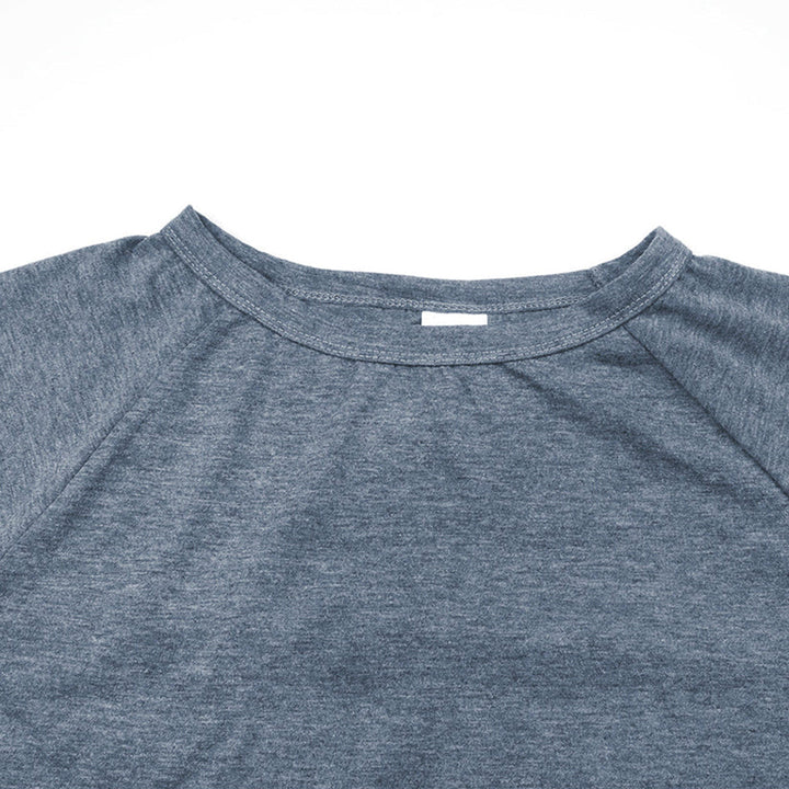 Grijze katoenen T-shirt met ronde hals, close-up. Comfortabele casual kleding, uniseks design, ideaal voor dagelijks gebruik.