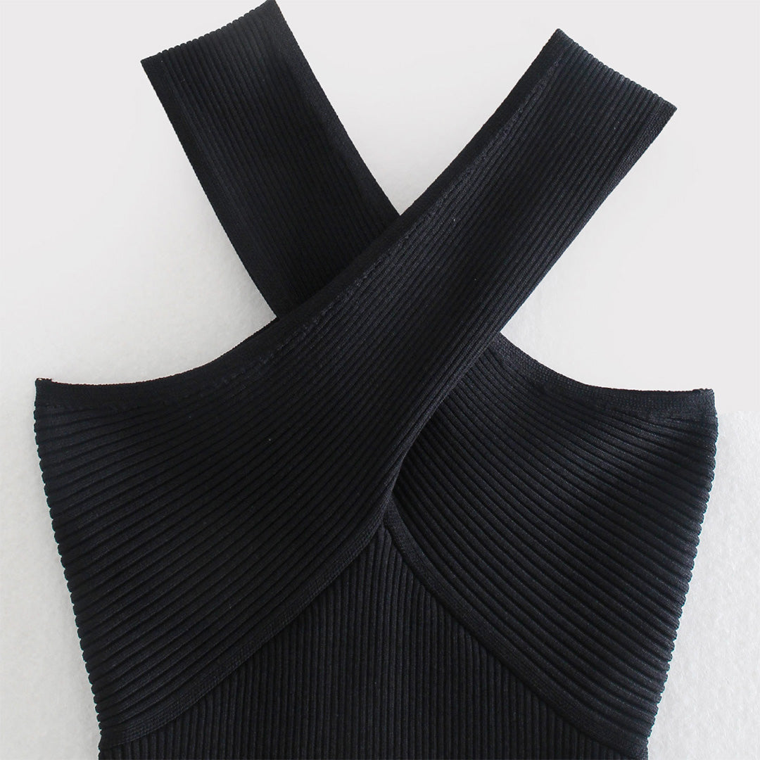 Zwarte geribbelde jurk met gekruiste bandjes, elegante damesmode, trendy avondkleding, stijlvolle zwarte jurk voor speciale gelegenheden.
