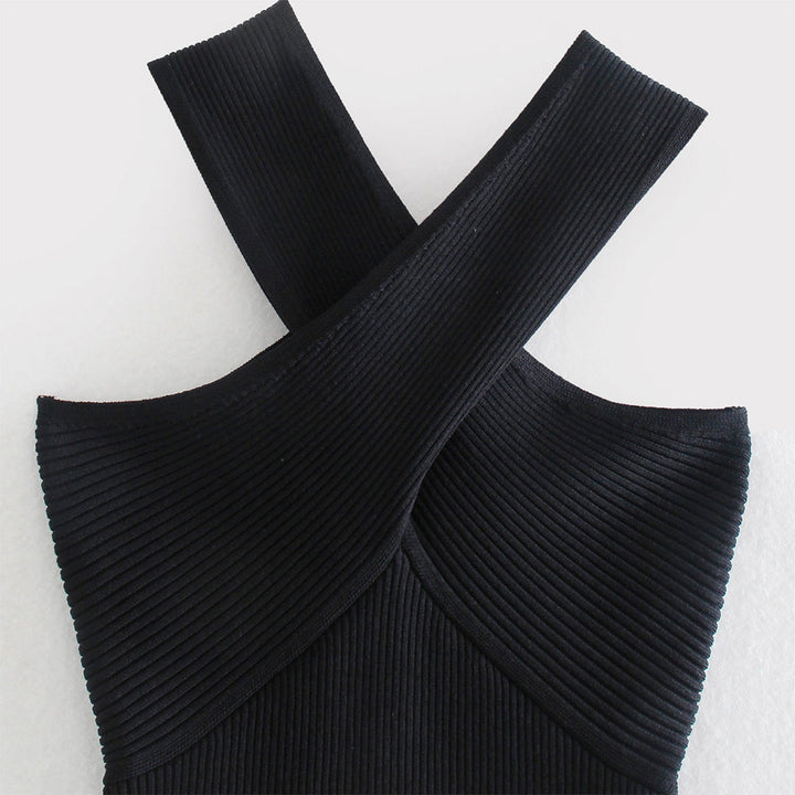 Zwarte geribbelde jurk met gekruiste bandjes, elegante damesmode, trendy avondkleding, stijlvolle zwarte jurk voor speciale gelegenheden.