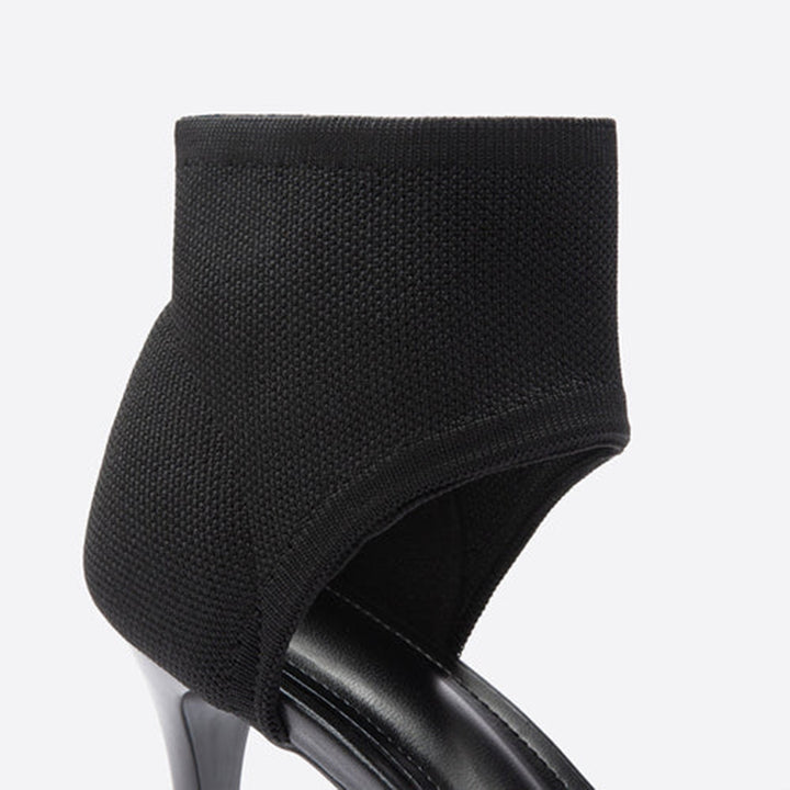 Zwarte hoge hak met elastische enkelband, modern design, damesmode, stijlvolle schoenen, elegant en trendy, close-up detail.