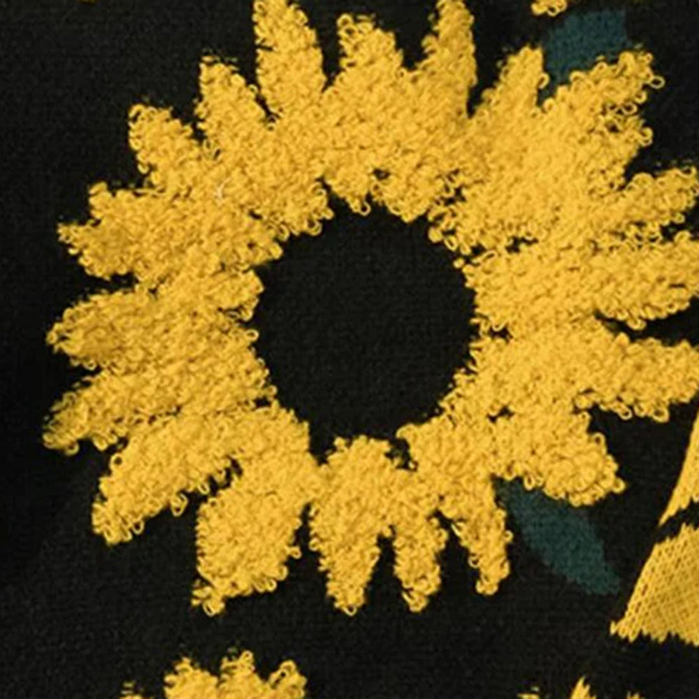 Zonnebloem borduurwerk op zwarte stof, gedetailleerd en kleurrijk, perfect voor modeontwerp en textieldecoratie. Bloemenpatroon, handwerk.