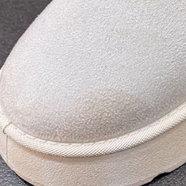 Witte suède sneaker met dikke zool, close-up. Modieuze herenschoen, trendy design, comfortabele pasvorm. Perfect voor casual en sportieve outfits.
