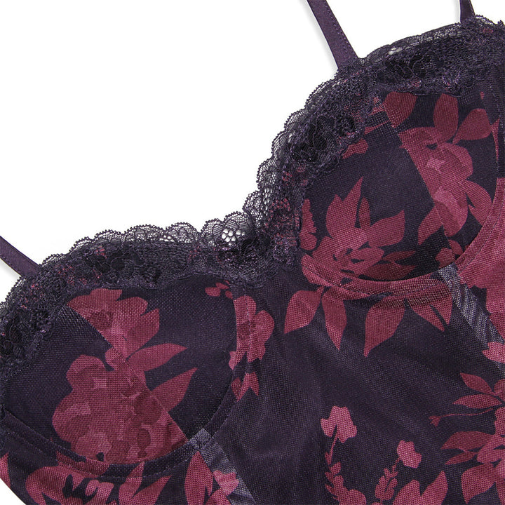 Paarse kanten bh met bloemenprint, verstelbare bandjes en delicate details. Perfecte lingerie voor comfort en stijl.