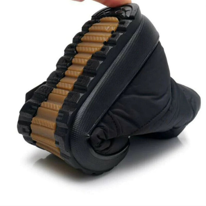 Zwarte winterlaars met antislip rubberen zool, ideaal voor koude weersomstandigheden. Comfortabele en duurzame sneeuwlaars voor heren en dames.