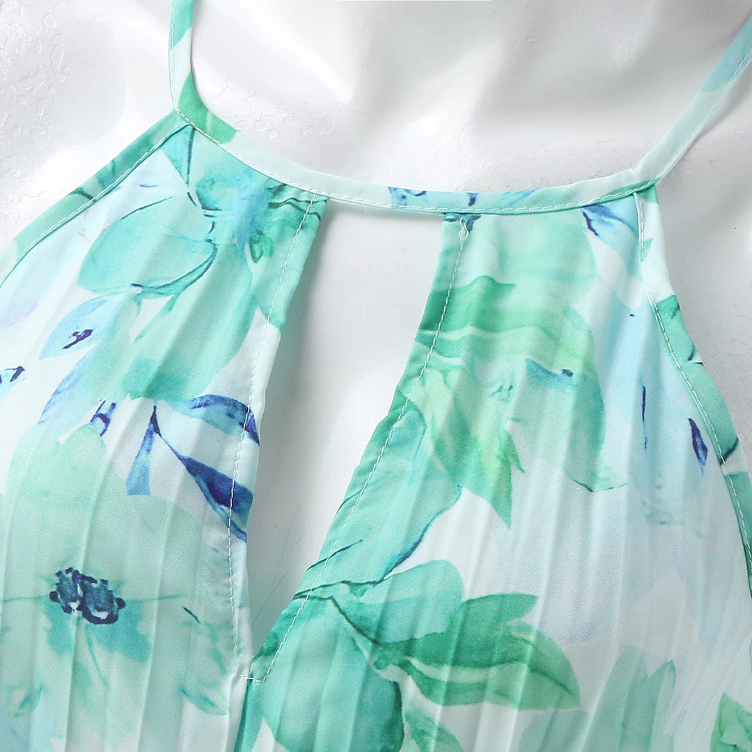 Zomerse damesjurk met bloemenprint, halternek en groene tinten. Perfect voor stranduitjes en casual zomerfeesten. Luchtige en stijlvolle mode.