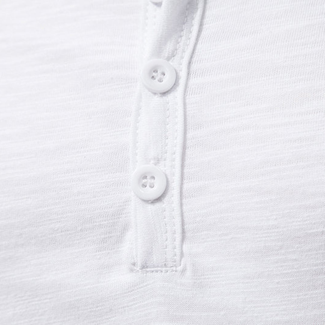 Witte katoenen polo met knoopsluiting, close-up. Hoogwaardige stof, casual herenmode, zomerkleding. Perfect voor stijlvolle, comfortabele outfits.