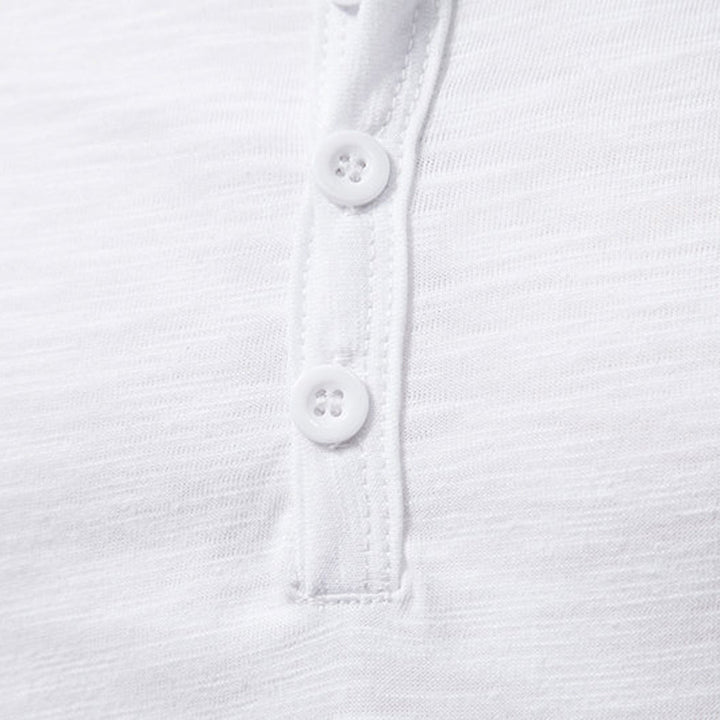 Witte katoenen polo met knoopsluiting, close-up. Hoogwaardige stof, casual herenmode, zomerkleding. Perfect voor stijlvolle, comfortabele outfits.