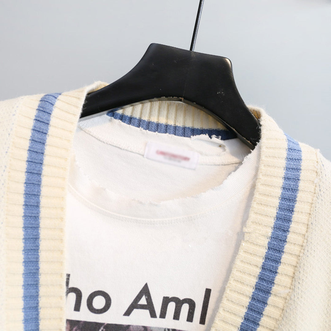 Crèmekleurige trui met blauwe strepen op zwarte hanger, close-up. Modieuze herenkleding, casual stijl, hoogwaardige stof, trendy design.
