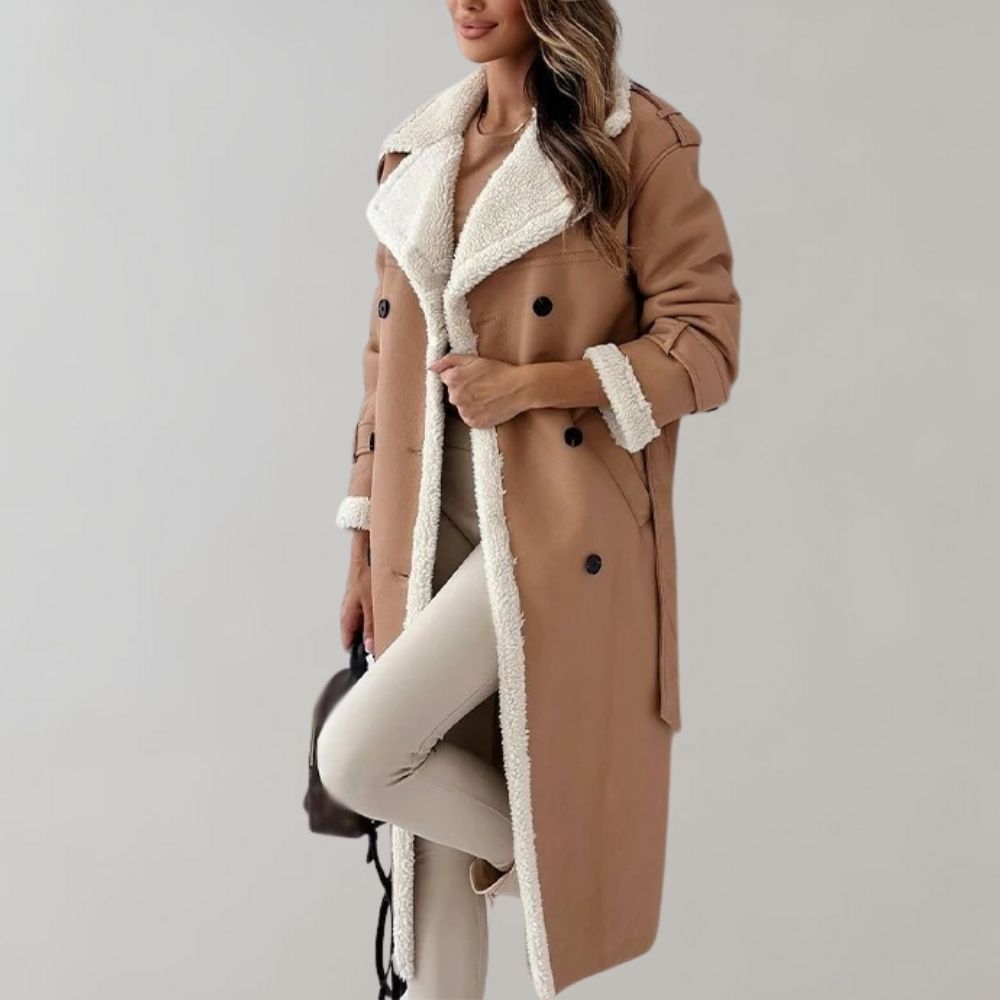 Dames winterjas, lang, beige, met witte voering, dubbele knopenrij. Stijlvolle en warme jas voor koude seizoenen. Perfect voor modieuze winteroutfits.
