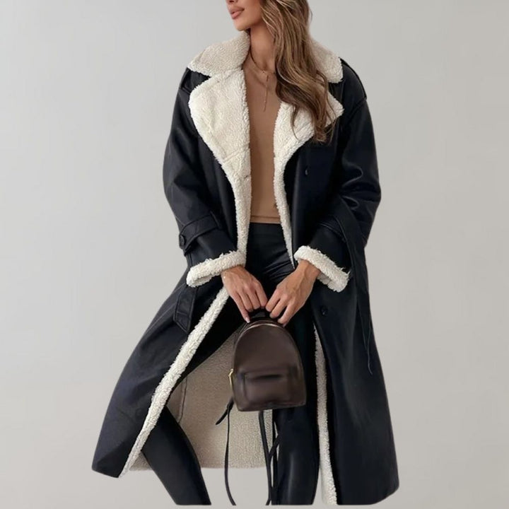 Dames winterjas met schapenvacht voering, zwart, lange stijl. Modieuze warme jas voor koude seizoenen. Perfect voor wintermode en comfort.
