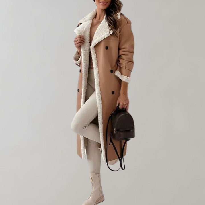 Dames winterjas, lang, bruin, met witte voering, dubbele rij knopen. Modieuze dameskleding, warme winterjas, stijlvolle outfit.
