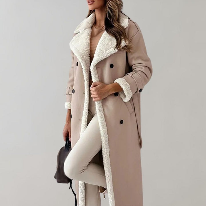 Dames winterjas met schapenvacht voering, beige kleur, dubbele rij knopen, lange stijl. Modieuze warme jas voor koude seizoenen.