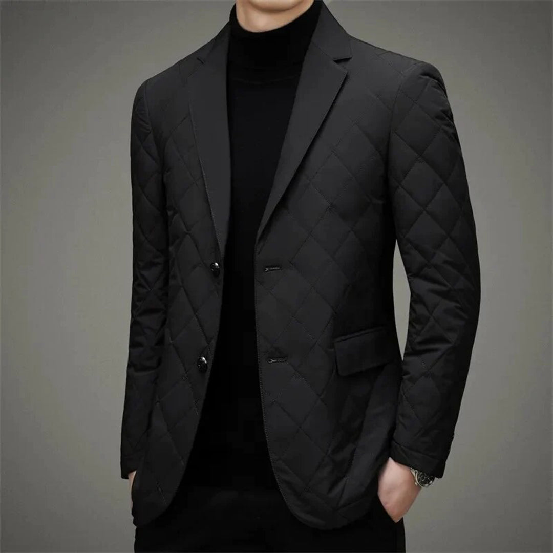 Zwarte gewatteerde herenblazer, elegant en stijlvol, perfect voor formele gelegenheden. Hoogwaardige stof, moderne pasvorm, tijdloze mode.
