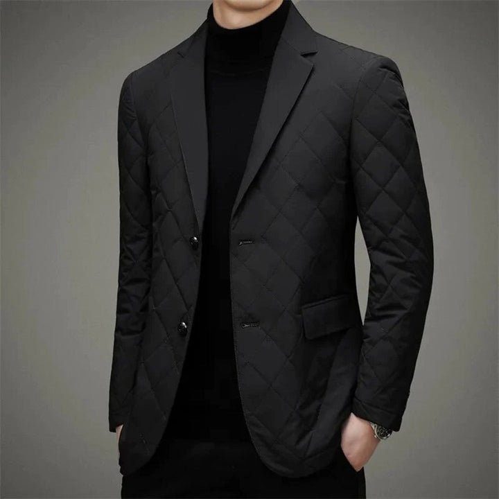 Zwarte gewatteerde herenblazer, elegant en stijlvol, perfect voor formele gelegenheden. Hoogwaardige stof, moderne pasvorm, tijdloze mode.