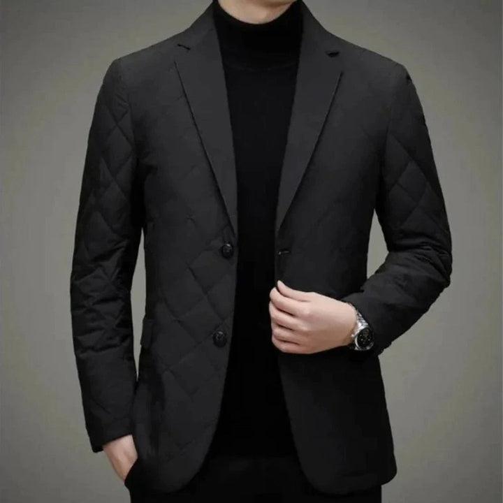 Zwarte gewatteerde herenblazer, elegant design, geschikt voor formele gelegenheden. Stijlvolle jas met knopen, ideaal voor modieuze herenkleding.