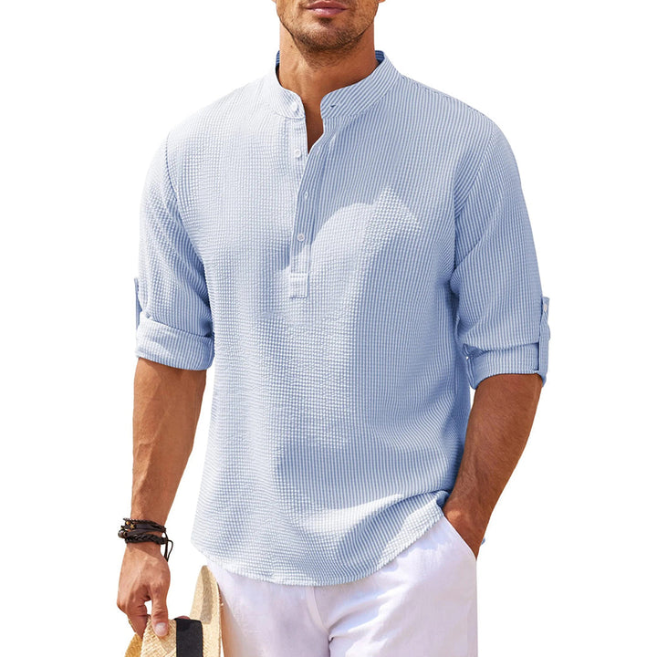 Stijlvol lichtblauw casual overhemd voor heren met opgerolde mouwen en opstaande kraag, perfect voor zomerse mode en casual outfits.