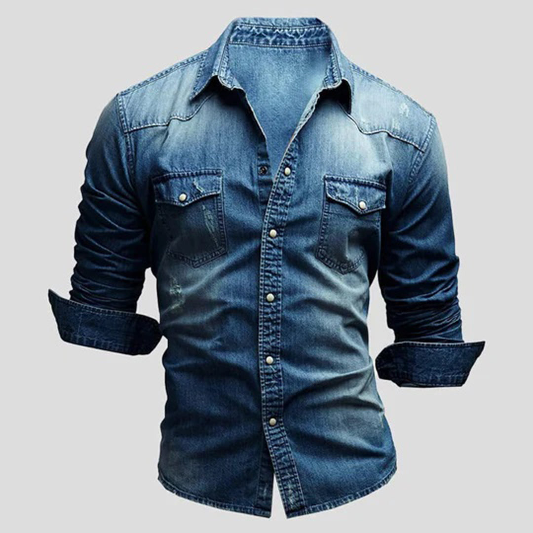 Donkerblauw denim overhemd voor heren met opgerolde mouwen, knoopsluiting en borstzakken. Stijlvol casual herenmode.