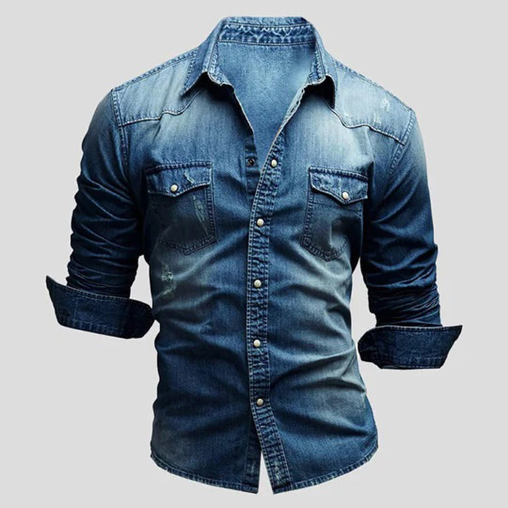 Donkerblauw denim overhemd voor heren met opgerolde mouwen, knoopsluiting en borstzakken. Stijlvol casual herenmode.