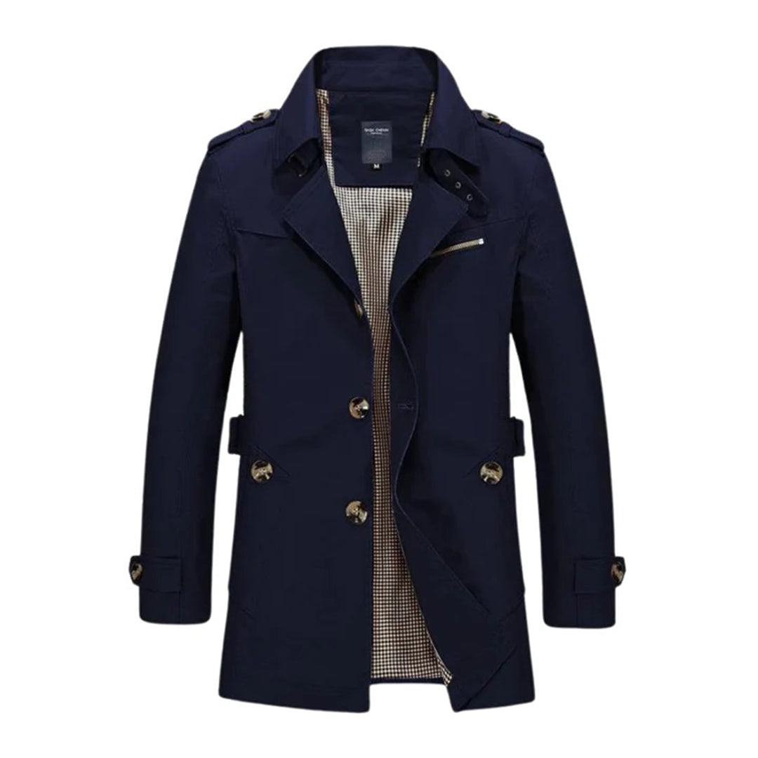 Donkerblauwe heren trenchcoat met dubbele rij knopen, epauletten en geruite voering. Stijlvolle jas voor herfst en winter.