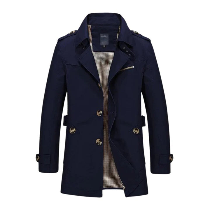 Donkerblauwe heren trenchcoat met dubbele rij knopen, epauletten en geruite voering. Stijlvolle jas voor herfst en winter.