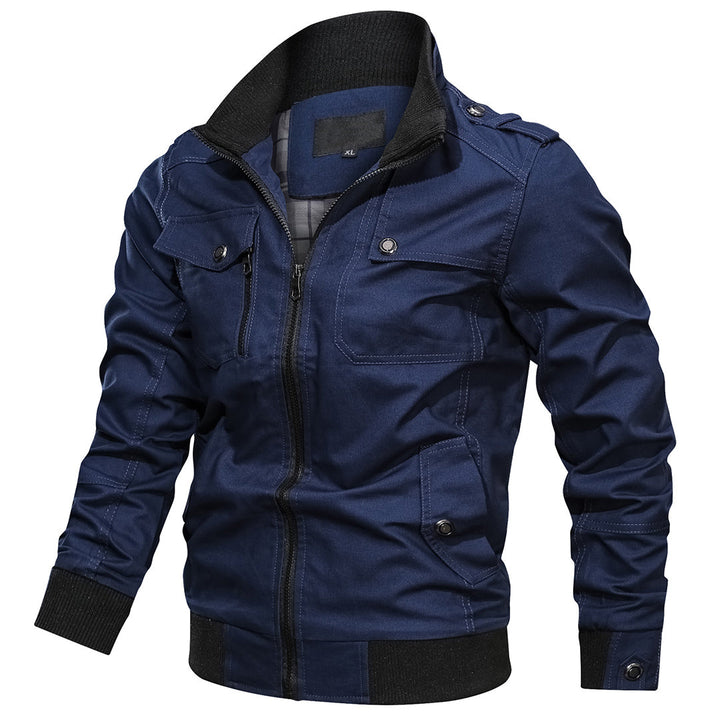 Donkerblauw herenjack met ritssluiting, opstaande kraag en zakken. Stijlvolle jas voor casual en outdoor gebruik. Perfect voor herfst en winter.